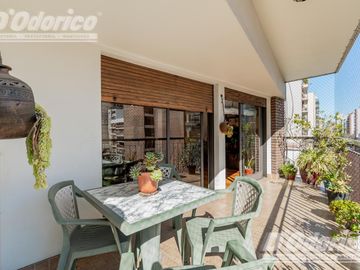 Departamento de  4 dormitorios, espacio guarda coche fijo, cubierto y baulera en venta en Caballito
