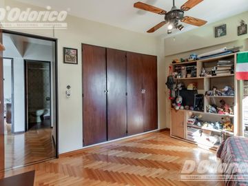 Departamento de  4 dormitorios, espacio guarda coche fijo, cubierto y baulera en venta en Caballito