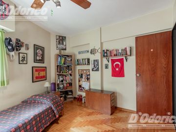 Departamento de  4 dormitorios, espacio guarda coche fijo, cubierto y baulera en venta en Caballito