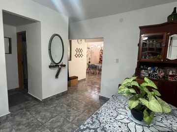 HERMOSA CASA ESQUINA EN COSQUIN A METROS DEL RIO REF:1973