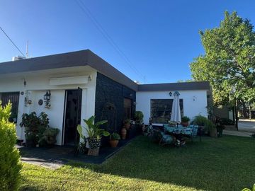 HERMOSA CASA ESQUINA EN COSQUIN A METROS DEL RIO REF:1973