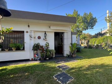 HERMOSA CASA ESQUINA EN COSQUIN A METROS DEL RIO REF:1973
