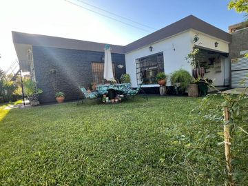 HERMOSA CASA ESQUINA EN COSQUIN A METROS DEL RIO REF:1973