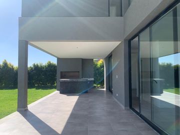 Casa en venta a la laguna en San Matías, Área 1-  4 dormitorios