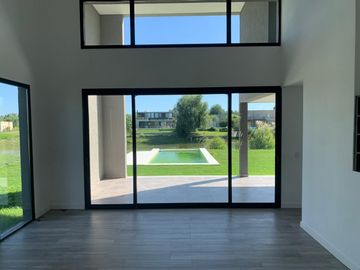 Casa en venta a la laguna en San Matías, Área 1-  4 dormitorios