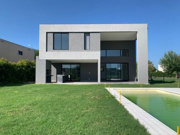 Casa en venta a la laguna en San Matías, Área 1-  4 dormitorios