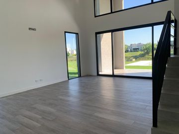 Casa en venta a la laguna en San Matías, Área 1-  4 dormitorios
