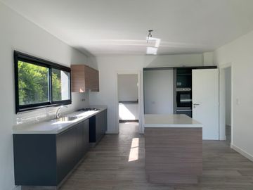 Casa en venta a la laguna en San Matías, Área 1-  4 dormitorios