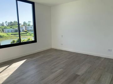 Casa en venta a la laguna en San Matías, Área 1-  4 dormitorios