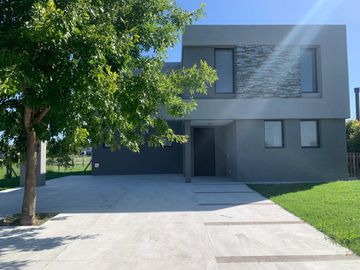 Casa en venta a la laguna en San Matías, Área 1-  4 dormitorios