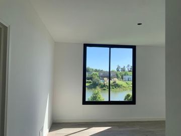 Casa en venta a la laguna en San Matías, Área 1-  4 dormitorios