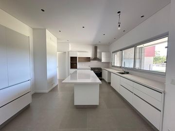 Casa Al Río En Venta - Barrio San Juan, Villanueva, Tigre