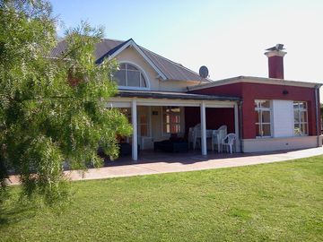 Casa en venta de cuatro ambientes en Los Ombues, Hudson, Berazategui
