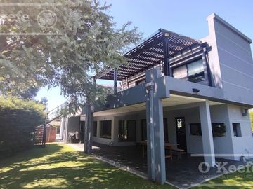 Casa en venta de cuatro ambientes en Los Ombues, Hudson, Berazategui