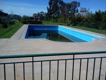 Casa en venta de cuatro ambientes en Los Ombues, Hudson, Berazategui