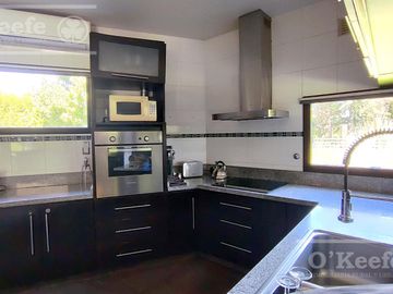 Casa en venta de cuatro ambientes en Los Ombues, Hudson, Berazategui