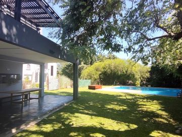 Casa en venta de cuatro ambientes en Los Ombues, Hudson, Berazategui