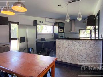 Casa en venta de cuatro ambientes en Los Ombues, Hudson, Berazategui