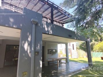 Casa en venta de cuatro ambientes en Los Ombues, Hudson, Berazategui
