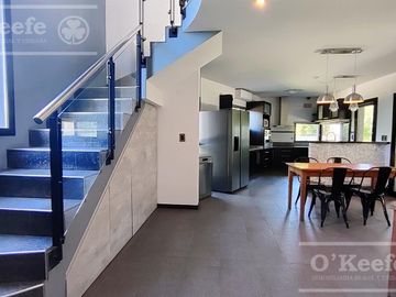 Casa en venta de cuatro ambientes en Los Ombues, Hudson, Berazategui