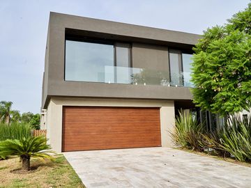 Espectacular Casa en Venta - Yatch Nordelta - 4 suites - A Estrenar - Materiales de Primera Calidad