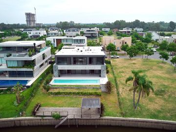 Espectacular Casa en Venta - Yatch Nordelta - 4 suites - A Estrenar - Materiales de Primera Calidad