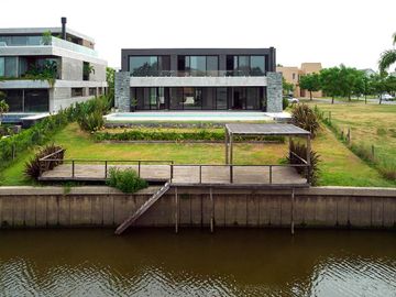 Espectacular Casa en Venta - Yatch Nordelta - 4 suites - A Estrenar - Materiales de Primera Calidad