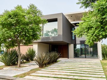 Espectacular Casa en Venta - Yatch Nordelta - 4 suites - A Estrenar - Materiales de Primera Calidad