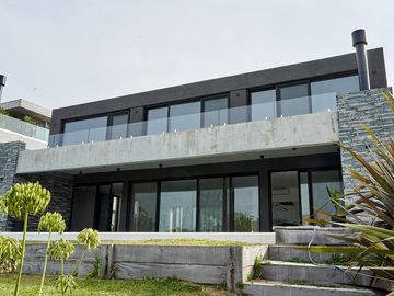 Espectacular Casa en Venta - Yatch Nordelta - 4 suites - A Estrenar - Materiales de Primera Calidad