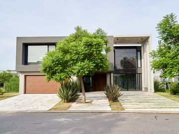 Espectacular Casa en Venta - Yatch Nordelta - 4 suites - A Estrenar - Materiales de Primera Calidad