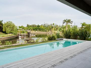 Espectacular Casa en Venta - Yatch Nordelta - 4 suites - A Estrenar - Materiales de Primera Calidad