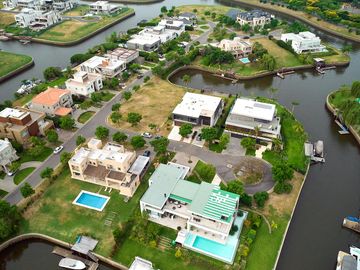 Espectacular Casa en Venta - Yatch Nordelta - 4 suites - A Estrenar - Materiales de Primera Calidad