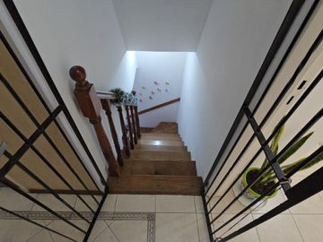 Venta de casa tipo duplex 2 ambientes en moron