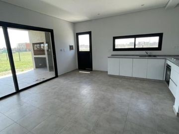 Casa en Santa Elisa, Pilar del este