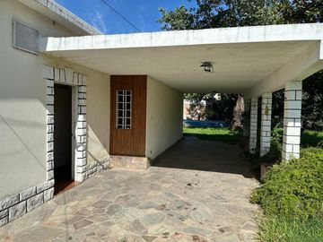 Propiedad con Excelente Lote!!! Alberto Grande 1.446, Luís Guillón.-