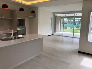 Casa a estrenar en venta. Barrio privado Weston, lote 40. Fco. Alvarez.