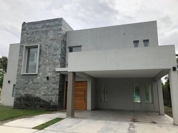 Casa a estrenar en venta. Barrio privado Weston, lote 40. Fco. Alvarez.