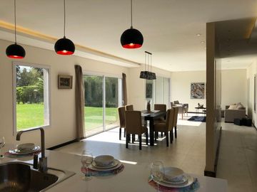 Casa a estrenar en venta. Barrio privado Weston, lote 40. Fco. Alvarez.