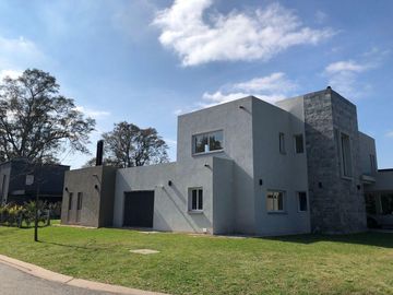 Casa a estrenar en venta. Barrio privado Weston, lote 40. Fco. Alvarez.