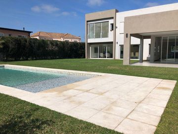 Casa a estrenar en venta. Barrio privado Weston, lote 40. Fco. Alvarez.