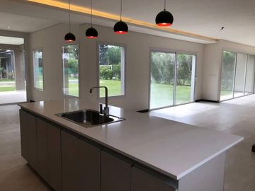 Casa a estrenar en venta. Barrio privado Weston, lote 40. Fco. Alvarez.