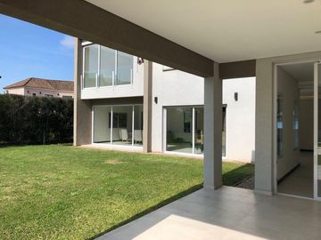 Casa a estrenar en venta. Barrio privado Weston, lote 40. Fco. Alvarez.