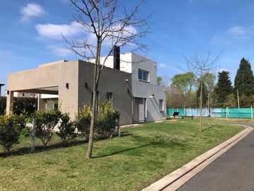 Casa a estrenar en venta. Barrio privado Weston, lote 40. Fco. Alvarez.