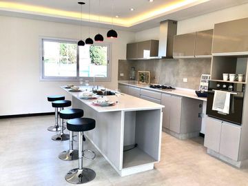 Casa a estrenar en venta. Barrio privado Weston, lote 40. Fco. Alvarez.