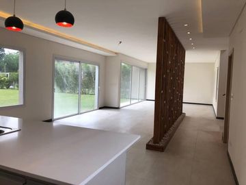 Casa a estrenar en venta. Barrio privado Weston, lote 40. Fco. Alvarez.