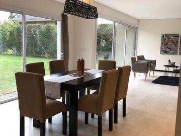 Casa a estrenar en venta. Barrio privado Weston, lote 40. Fco. Alvarez.