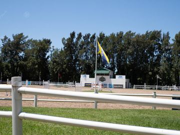 Casa en venta de cinco ambientes con piscina en Abril Club de Campo - Apto Credito