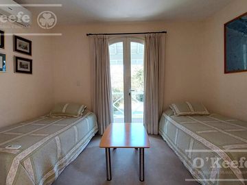 Casa en venta de cinco ambientes con piscina en Abril Club de Campo - Apto Credito