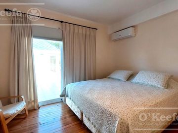 Casa en venta de cinco ambientes con piscina en Abril Club de Campo - Apto Credito
