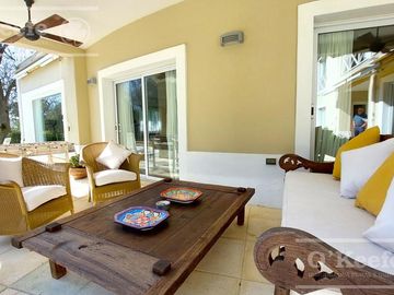 Casa en venta de cinco ambientes con piscina en Abril Club de Campo - Apto Credito